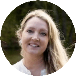 Smilende blond kvinde udendørs, lyseblå øjne, profilbillede.